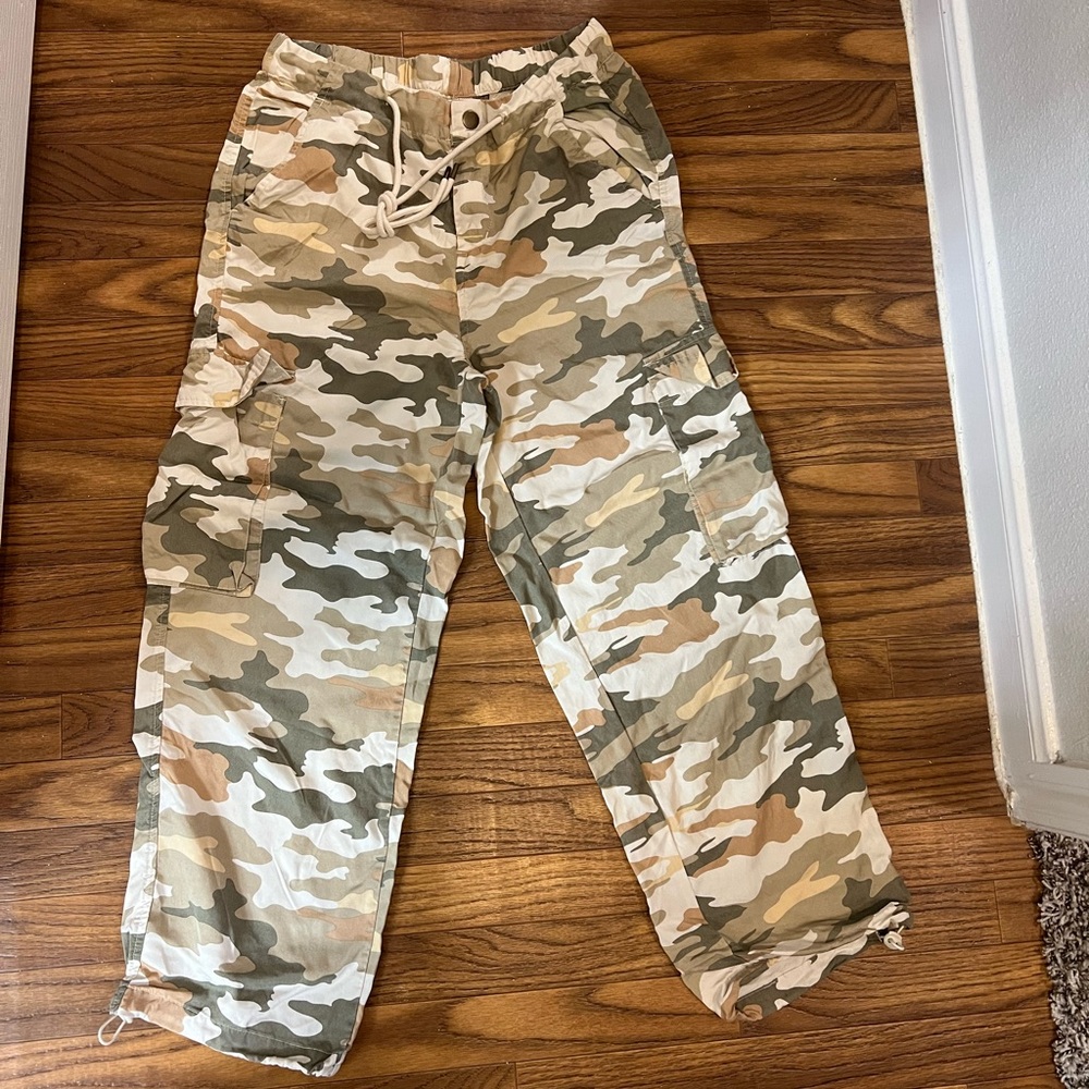 Universal Thread Camouflage Cargo Pants
